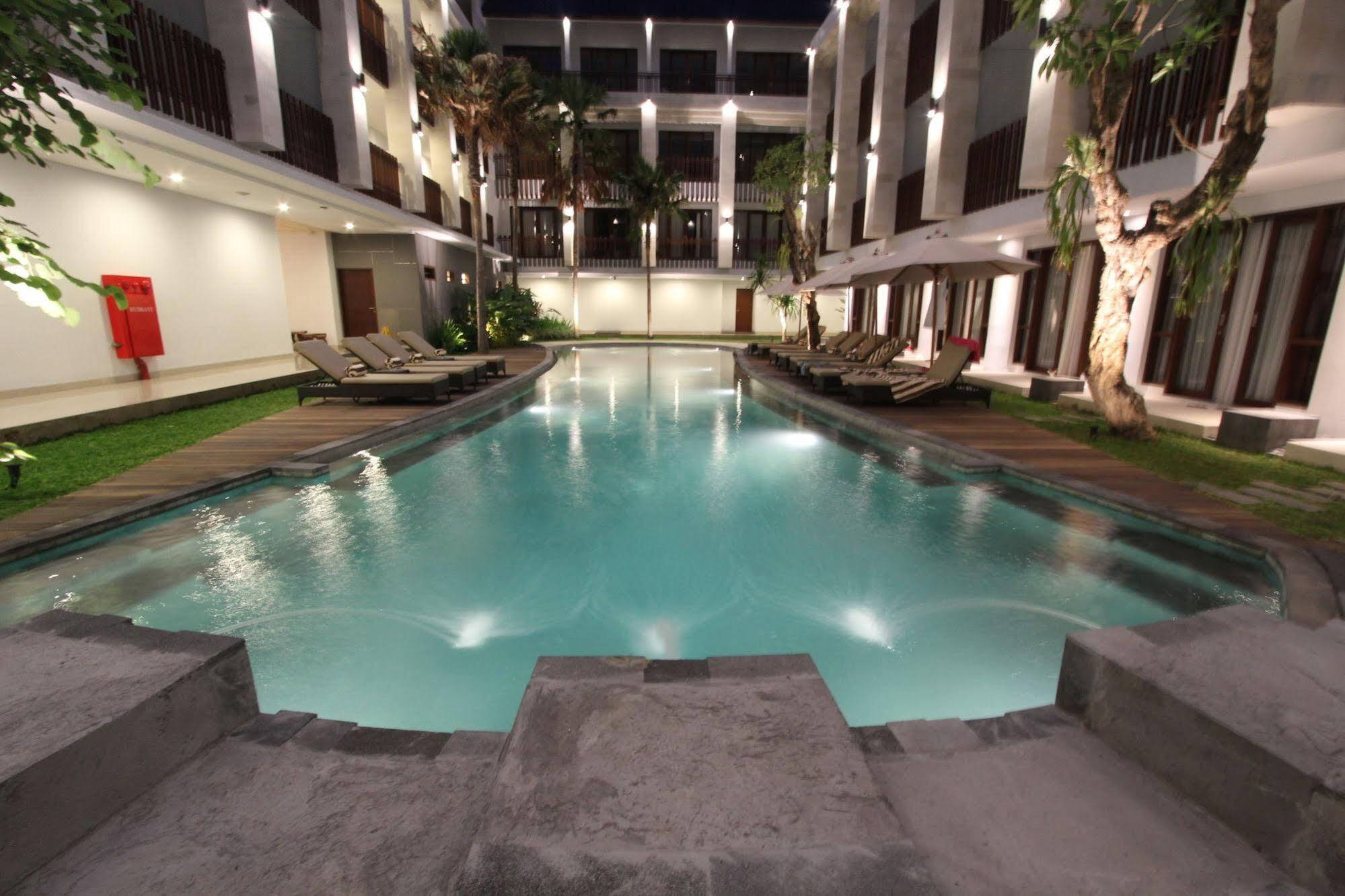 Grand La Walon Hotel Legian Exterior foto